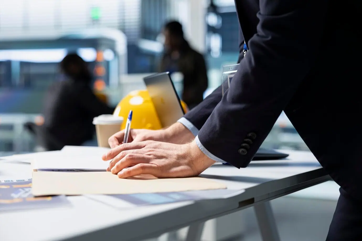 In einer Hightech-Einrichtung beaufsichtigt ein Bauunternehmer grüne Technologie.