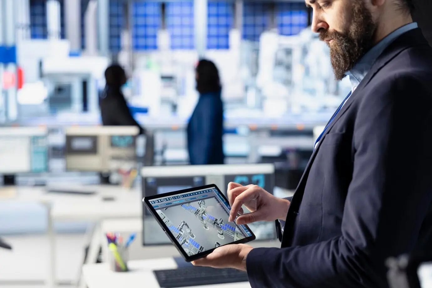 Techniker einer Photovoltaikfabrik nutzt ein Tablet, um die Effizienz von Solarmodulen zu verbessern.