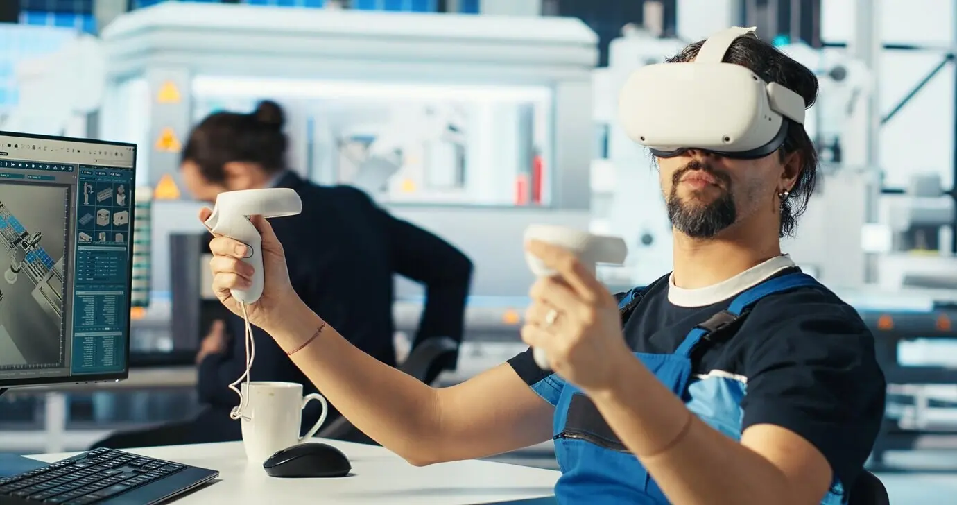 Ingenieur einer Photovoltaikfabrik, der Daten mithilfe eines VR-Headsets analysiert.